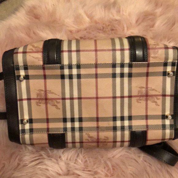 Burberry Haymark Medium Bag with strap. - Picture 3 of 6